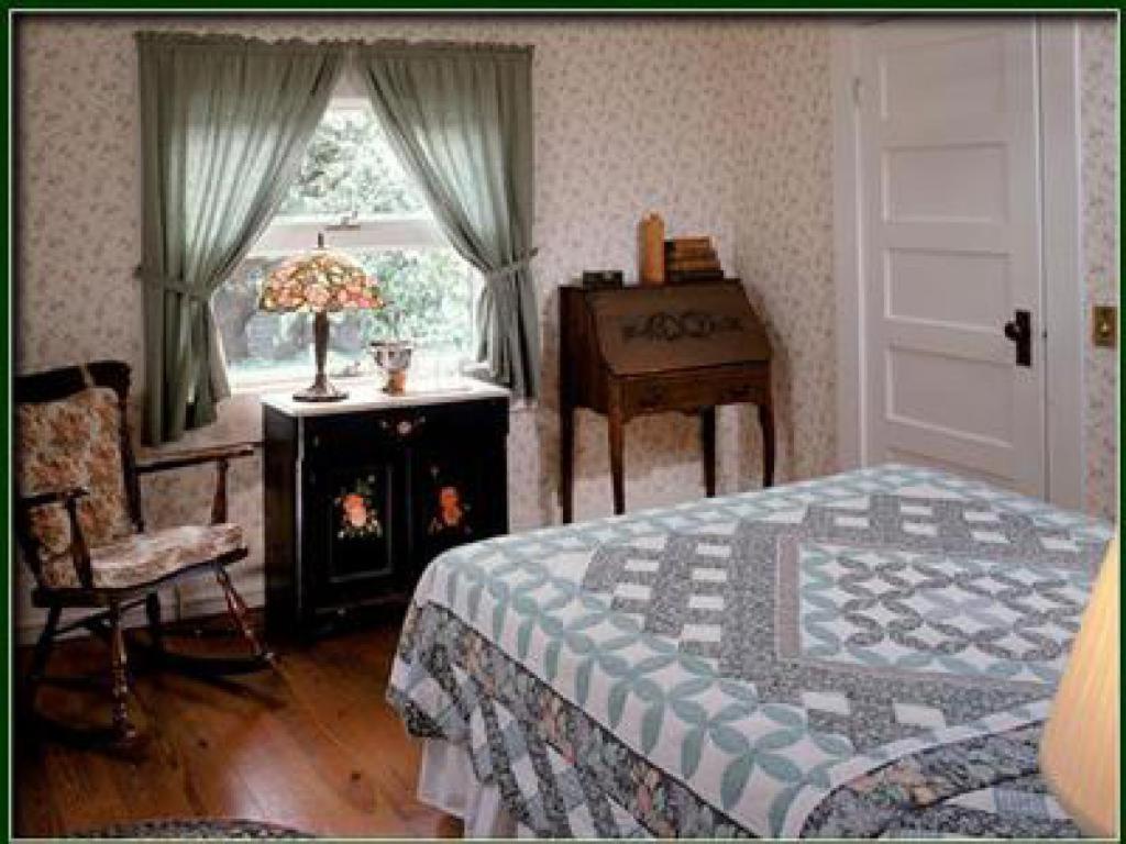 Snug Cottage Provincetown Room photo
